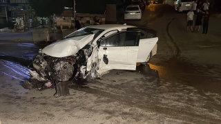 Adana’da refüje çarpan otomobilin sürücüsü yaralandı