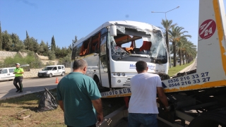 Adana’da devrilen okul servisindeki 19 kişi yaralandı