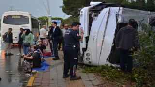 Antalya’da servis midibüsü devrildi, 9 kişi yaralandı