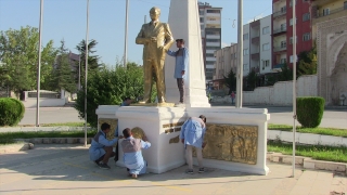 Kahramanmaraş’ta öğrenciler Atatürk Anıtı’nda çevre düzenlemesi yaptı