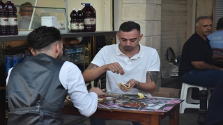Adana’da Lezzet Festivali’ne katılanlar kahvaltıyı ciğer kebabıyla yaptı
