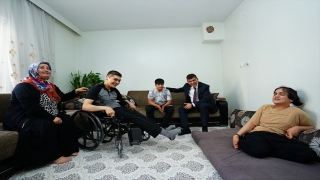 Başkan Fadıloğlu engelli bireye tekerlekli sandalye hediye etti