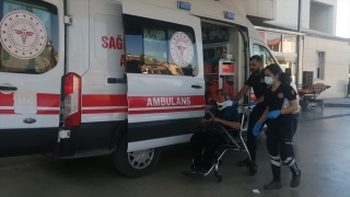 Adana’da belediye otobüsü ile otomobilin çarpıştığı kazada 3 kişi yaralandı