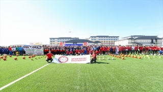 Gaziantep’teki 800 okula spor malzemesi dağıtıldı