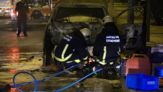 Antalya’da seyir halindeki otomobil yandı