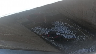 Hatay’da su tahliye kanalına düşen çocuğu itfaiye kurtardı