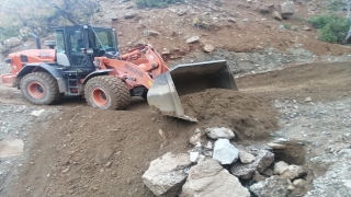 Feke’de sağanak nedeniyle kapanan yolları belediye ulaşıma açtı