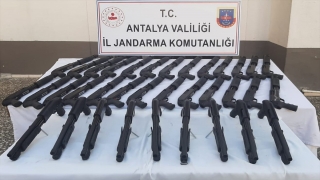 Antalya’da silah kaçakçılığı operasyonunda 35 tüfek ele geçirildi