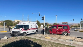 Isparta’da ambulans ile otomobilin çarpıştığı kazada bir kişi öldü, 6 kişi yaralandı
