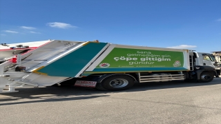 Antalya’da şarkılardan uyarlanan sözlerle süslenen çöp kamyonları gülümsetiyor
