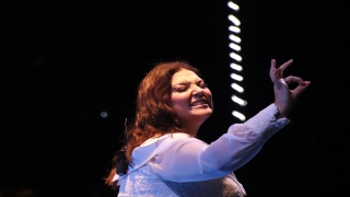 Şarkıcı Tuğçe Kandemir, Hatay’da konser verdi