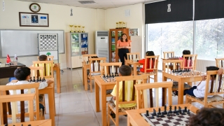 Okuduğu kitaptan etkilenip satranç öğrendi, şimdi şampiyonlar yetiştiriyor
