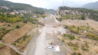 Adana’da göçük nedeniyle ulaşıma kapanan yolu açma çalışmaları sürüyor