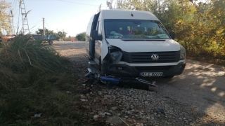 Serik’te minibüsle çarpışan motosikletin sürücüsü yaralandı