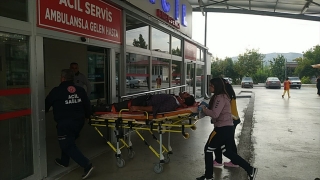 Adana’da tomruk indirdiği kamyondan düşen işçi yaralandı