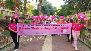 Antalya’da meme kanseri farkındalığı için yürüyüş düzenlendi