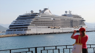 Yolcu gemisi ”Seven Seas Explorer” Alanya Limanı’na demirledi