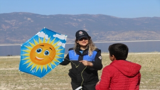 Burdur’da emniyet ve jandarma teşkilatı çocuklarla uçurtma şenliğinde buluştu