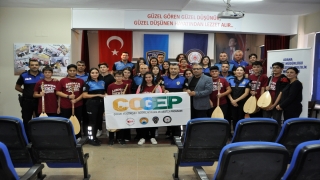 Adana’da öğrenciler polis desteğiyle bağlama eğitimi alıyor