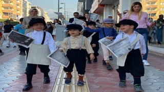 Hatay’da anaokulu öğrencileri Cumhuriyetin ilanını duyuran gazete dağıttı