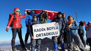 Öğretmenler, Cumhuriyet Bayramı’nı Davraz Dağı’nın zirvesinde kutladı