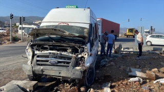 Hatay’da 3 aracın çarpıştığı trafik kazasında 2 kişi yaralandı