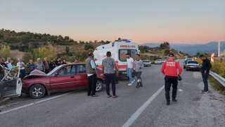 Osmaniye’de iki otomobilin çarpışması sonucu 5 kişi yaralandı