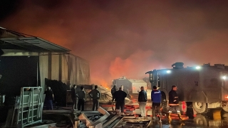 Mersin’de palet fabrikasında çıkan yangın kontrol altına alındı