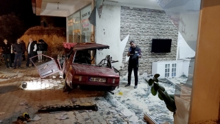 Kahramanmaraş’ta otomobil iş yerine girdi