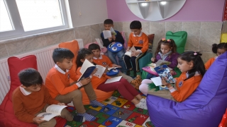 Akseki’de AHENK Projesi kapsamında öğrencilere kitap hediye edildi