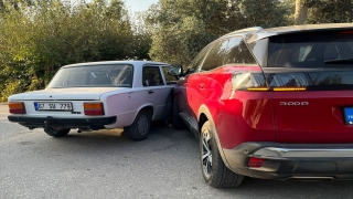 Serik’te iki otomobilin çarpıştığı kazada 2 kişi yaralandı