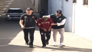 Adana’da polis, takibe aldığı zanlıyı uyuşturucu etkili haplarla yakaladı