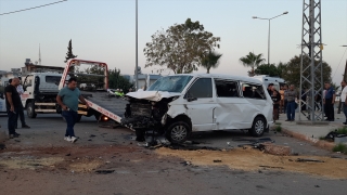 Mersin’de öğrenci servis minibüsü ile otomobilin çarpıştığı kazada 7 kişi yaralandı