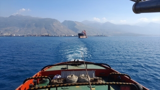 İskenderun Körfezi’nde karaya oturan gemi yüzdürülerek İzmir’e götürülüyor