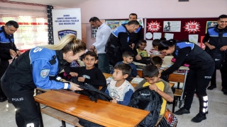 Adana’da polisten, öğrencilere kırtasiye malzemesi desteği