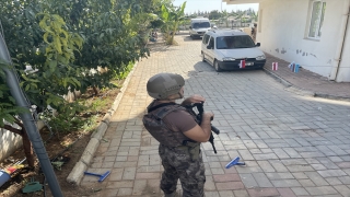 Antalya’da çocuğunu zorla alıkoyan baba, polisin ikna etmesiyle teslim oldu