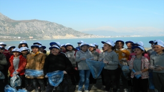 Isparta Valisi Aydın Baruş ve öğrenciler Eğirdir Gölü çevresinde temizlik yaptı