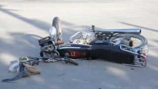 Antalya’da motosiklet ile otomobilin çarpıştığı kazada 2 kişi yaralandı