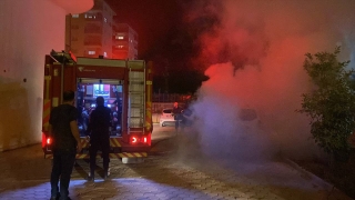 Adana’da park halindeyken yanan otomobil kullanılamaz hale geldi