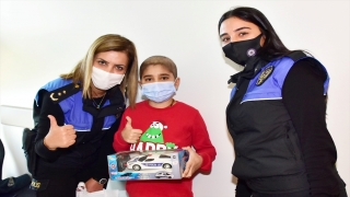 Adana’da polisler lösemili çocukları ziyaret etti