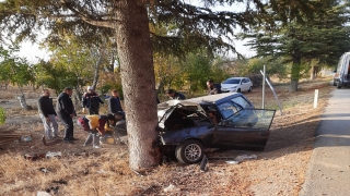 Isparta’da ağaca çarpan otomobildeki 4 üniversite öğrencisinden biri öldü, 3’ü yaralandı