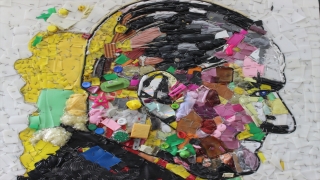 Hatay’da öğrenciler atık plastik ve metallerden Atatürk portresi yaptı