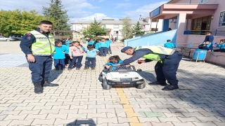 Kozan’da jandarma çocuklara trafik eğitimi verdi