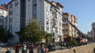 Serik’te bir apartmanın merdiven boşluğunda çıkan dumanlar paniğe neden oldu