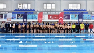 Adana’da polis, öğrenciler için yüzme kursu düzenledi