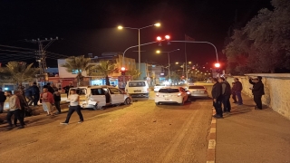 Osmaniye’de otomobilin kırmızı ışıkta bekleyen araçlara çarptığı kazada 4 kişi yaralandı