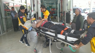 Adana’da devrilen kamyonun altında kalan sürücü yaralandı