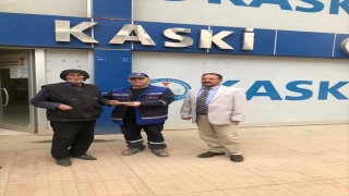Kahramanmaraş’ta temizlik işçisi yolda bulduğu cüzdanı sahibine teslim etti