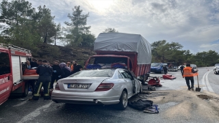 Antalya’da otomobil ve kamyonetin çarpıştığı kazada 2 kişi öldü, 6 kişi yaralandı