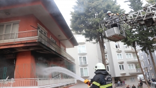 Burdur’da yangında mahsur kalan kadını itfaiye ekibi kurtardı